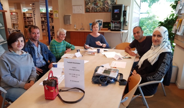 <p>Het Taalcafé in de bibliotheek van Hoevelaken</p>