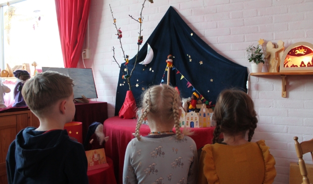Kinderen kijken naar Sinterklaasdorp