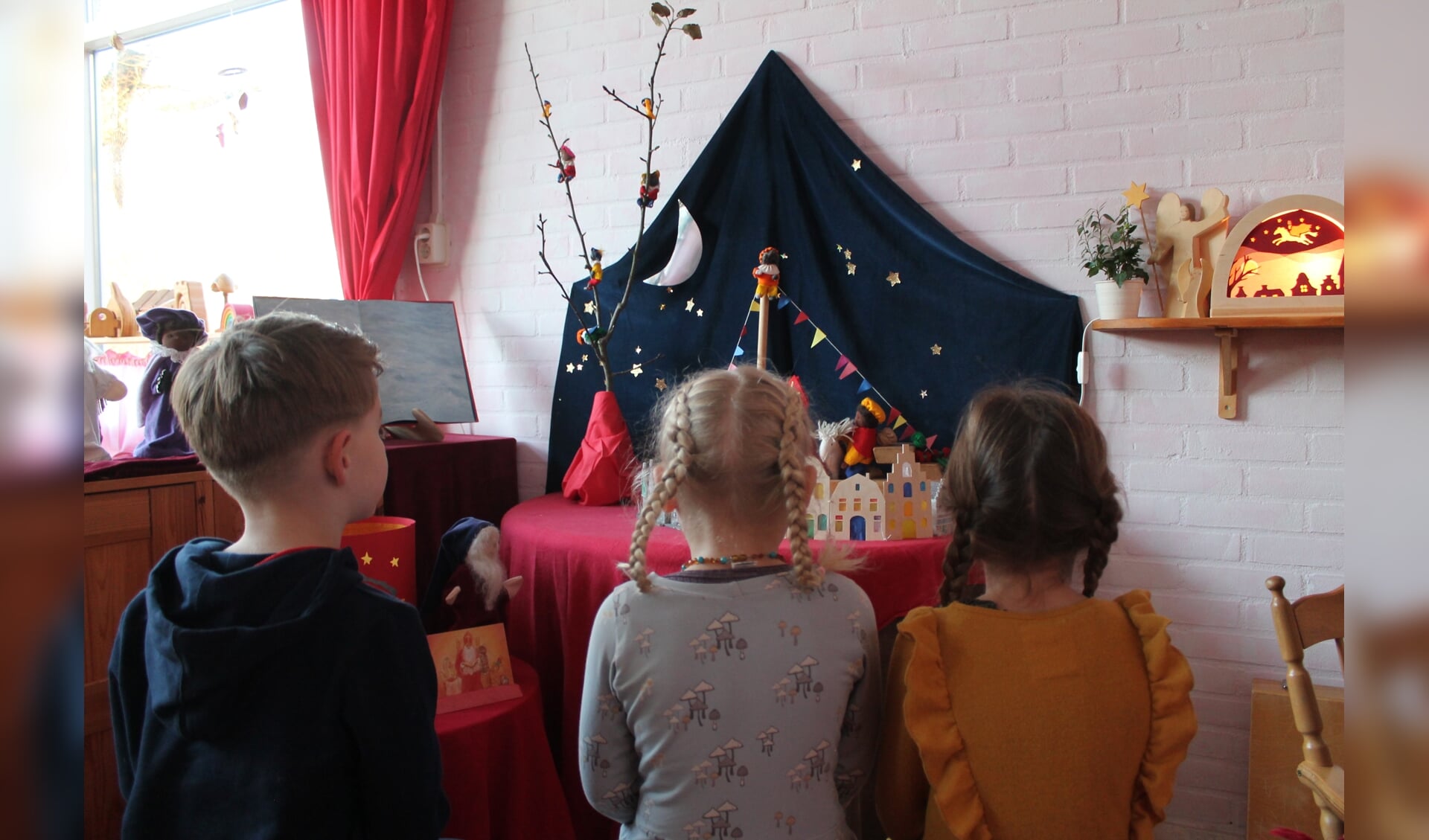 Kinderen kijken naar Sinterklaasdorp
