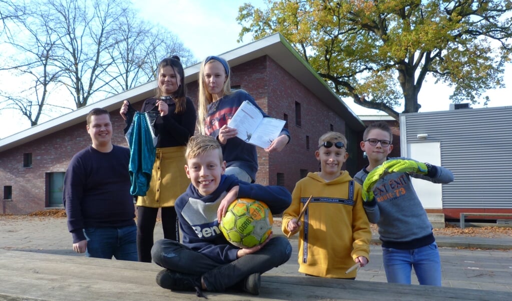 Vijf kinderen uit groep 8 van de Veldhuizerschool in Ede en meester Wim van Aggelen praten over corona. 
