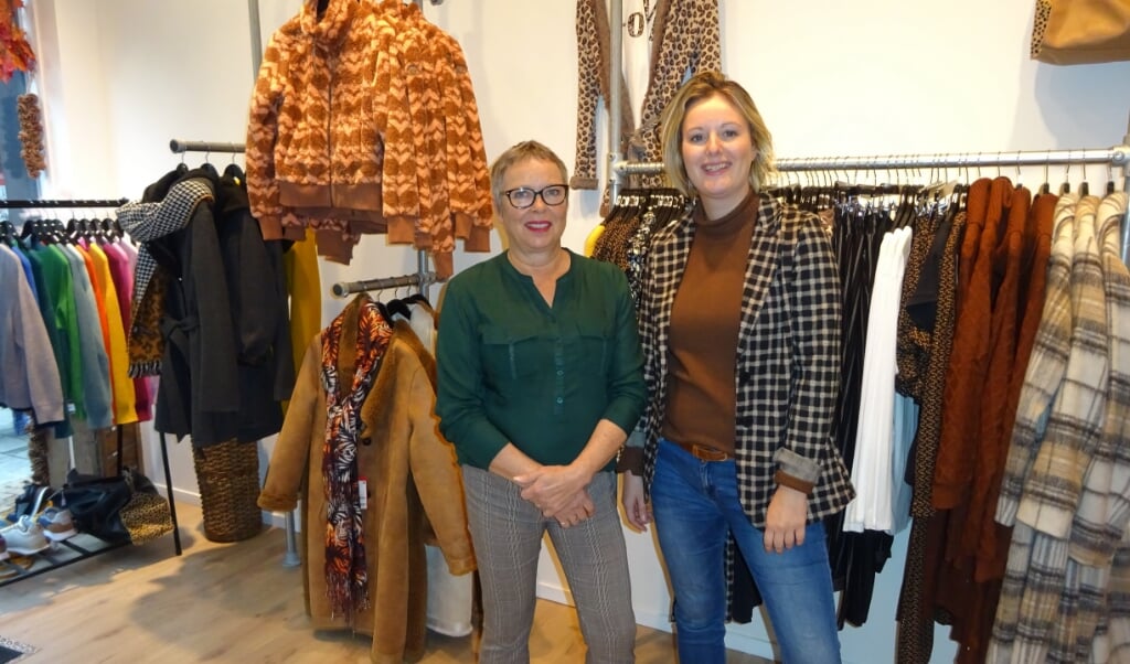 Tessa Gijsbertsen-Sibbes (rechts) opende kledingwinkel NOX.