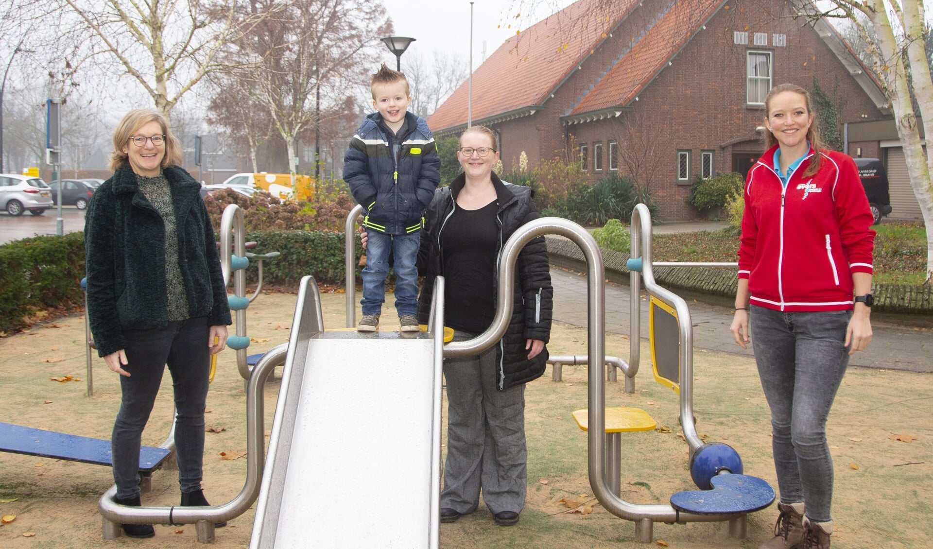 Owen in de speeltuin. Links Tjitske Feitsma van Kinderfysiotherapie Barneveld, in het midden Linda Arendshorst en rechts Tessa van Beek van Centrum Evers.