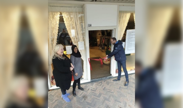 <p>Wethouder André van Roshum knipt het lint door.</p>