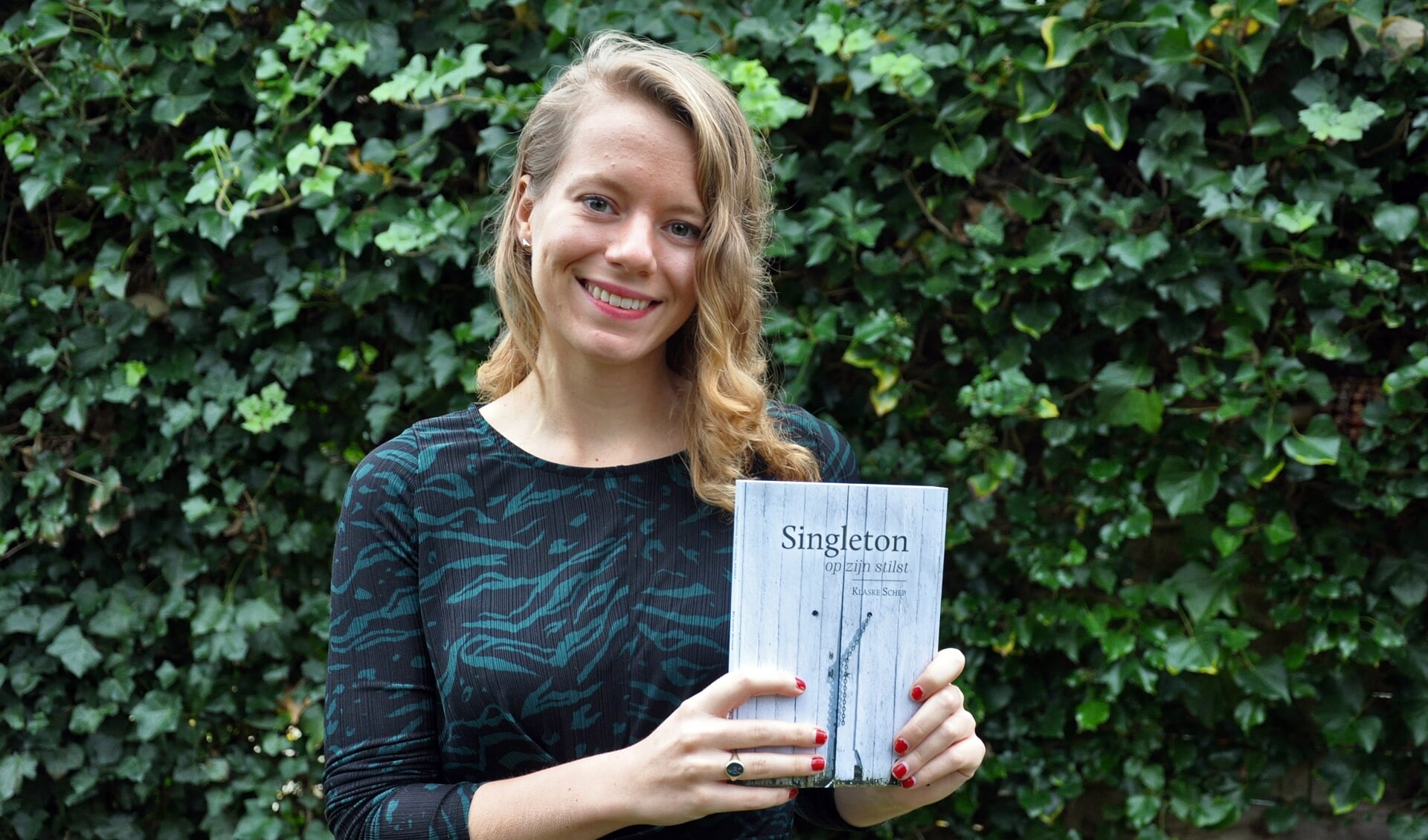 Klaske Schep met haar debuutroman 'Singleton op zijn stilst'.