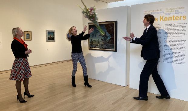 <p>De bloemen voor directeur Marieke Uildriks worden op afstand 'overhandigd'.</p>