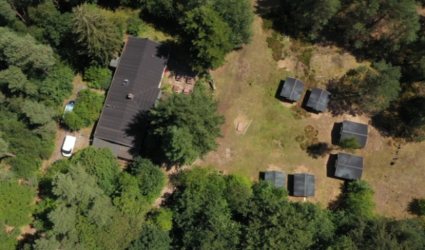 <p>Luchtopname van het omstreden kampeerterrein aan de Doornseweg.</p>
