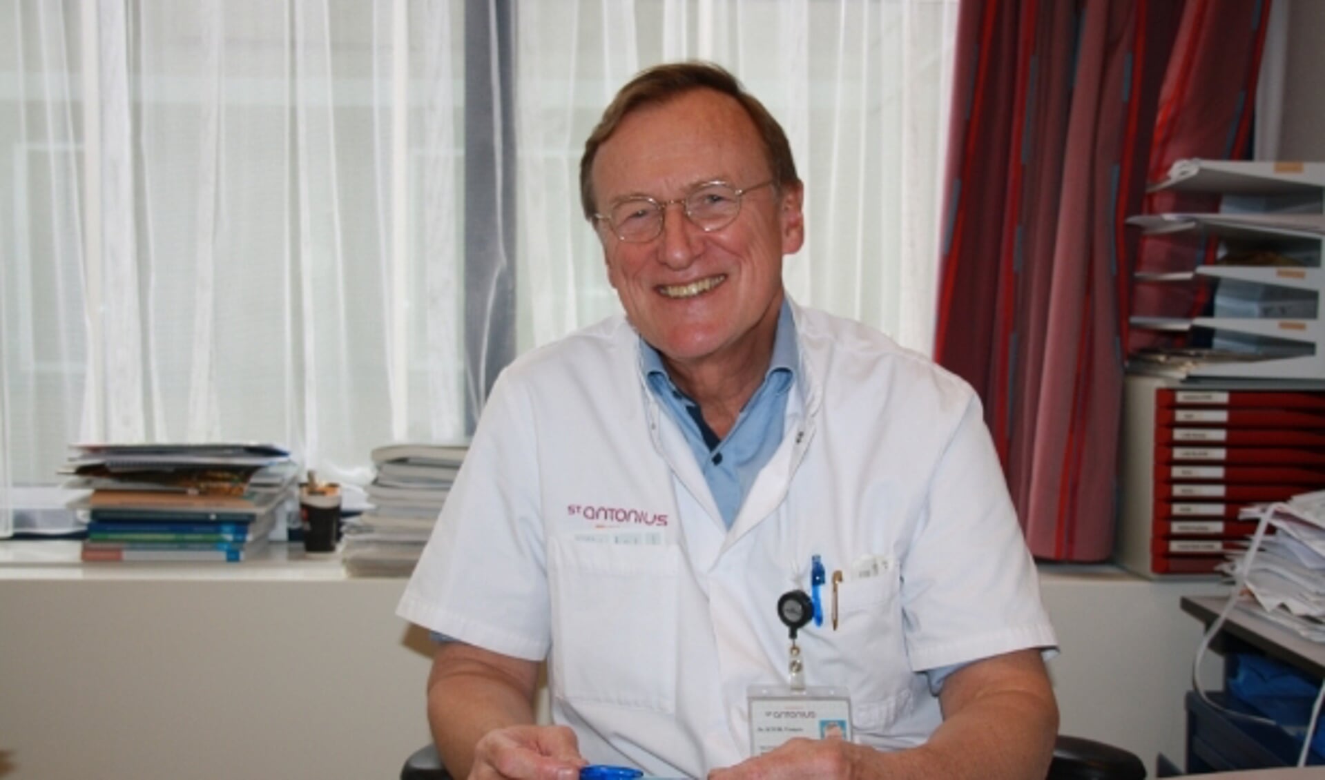 Dr. Frequin uit Bilthoven aan zijn bureau in het St. Antonius Ziekenhuis in Nieuwegein.