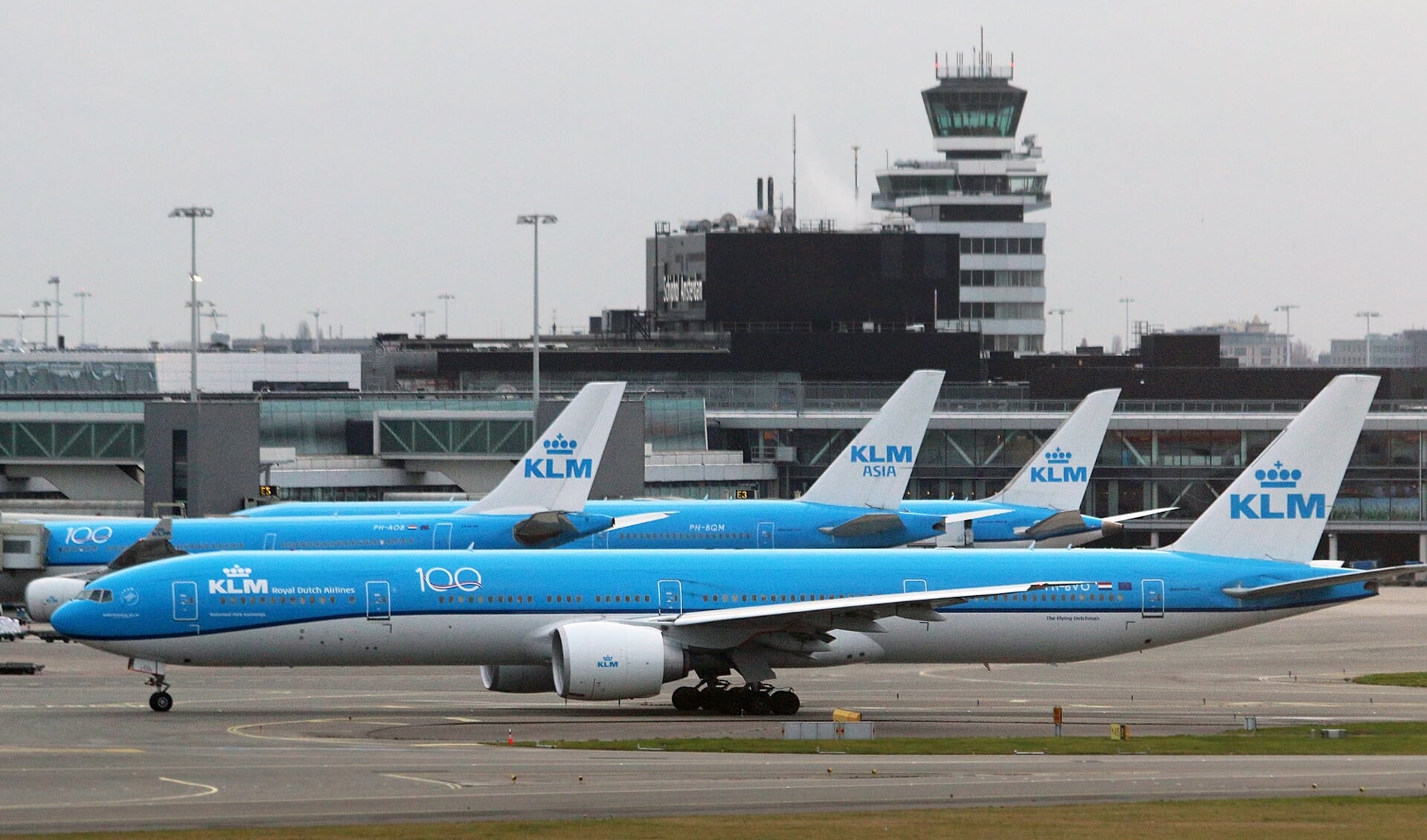 KLM-vliegtuigen op Schiphol in betere tijden. 