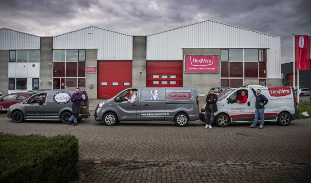 <p>Slagerij van Prooijen, Bakkerij Soeteman en Flexivers bieden op 24 december de bestelde producten aan bij het pand van Flexivers.</p>
