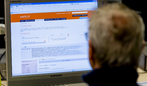 2014-01-29 11:43:18 AMSTERDAM - Een werkzoekende bij het Werkplein van het UWV in Amsterdam. Werkzoekenden en werkelozen kunnen zich hier inschrijven, op computers zoeken naar vacatures en een gesprek hebben met een medewerker van het UWV. ANP XTRA ROBIN VAN LONKHUIJSEN