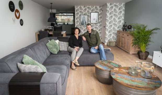 <p>Annemiek en Arnold top in hun vernieuwde woonkamer.</p>
