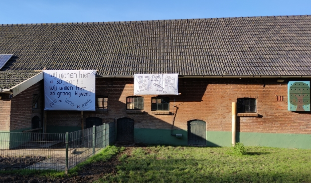 <p>De dieren willen niet weg, zo zeggen de spandoeken die gisteren werden opgehangen bij Buitenwereld.</p>
