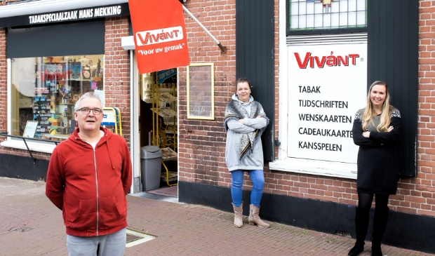 <p>Hans Mekking met van links naar rechts dochters Samantha en Chantal.</p>