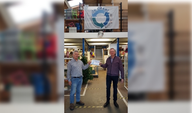 Uit handen van Jan de Rooij, voorzitter kringloop De Cirkel, ontvangt Nico van der Veen, Stichting vrienden van hospice De Cirkel, een cheque van 2.500 euro.