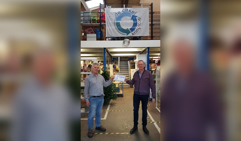 Uit handen van Jan de Rooij, voorzitter kringloop De Cirkel, ontvangt Nico van der Veen, Stichting vrienden van hospice De Cirkel, een cheque van 2.500 euro.