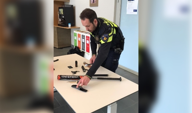 <p>Wijkagent Mark den Hartog laat wapens zien die in beslag zijn genomen en/of voor leerdoeleinden worden gebruikt.</p>