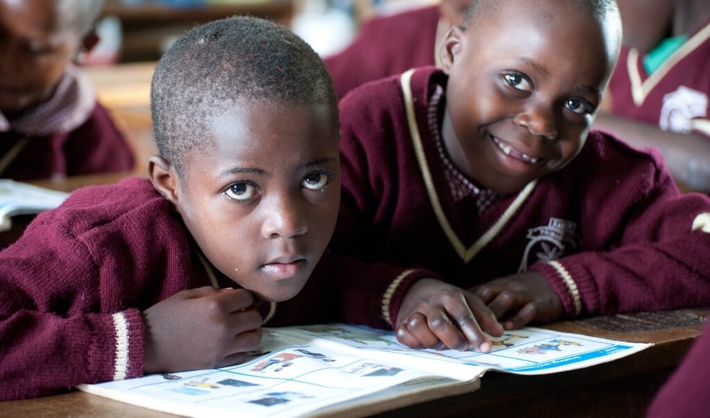 In het kindertehuis in Oeganda krijgen weeskinderen ondermeer onderwijs.