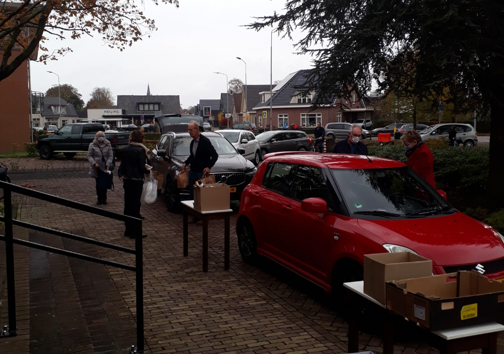 <p>De vorige drive-in-inzameling voor de Voedselbank werd gehouden bij de Nieuwe Kerk. Op 6 maart worden producten ingezameld bij de Andreaskerk.</p>