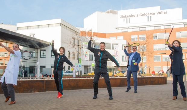 <p><em>Op de foto v.l.n.r. radioloog Bas Maresch, bondsarts KNLTB dr. Babette Pluim, Technisch & Commercieel Directeur KNLTB Jacco Eltingh, manager Sports Valley Ton van Klaveren, voorzitter Raad van Bestuur Ziekenhuis Gelderse Vallei Mirjam van ’t Veld.</em> </p>