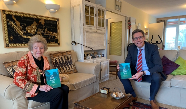 Burgemeester Poppens op bezoek bij Nora Valk.