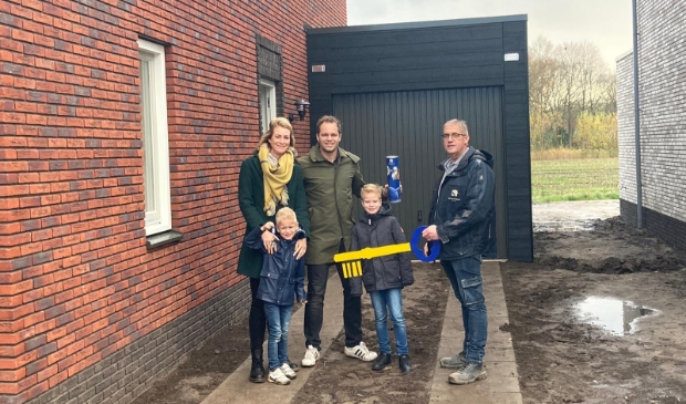 De uitvoerder van Kelderman overhandigt de huissleutel aan familie Van Essen