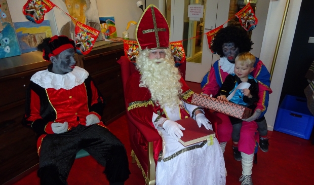 <p>Levi bij de Sint en zijn Pieten.</p>
