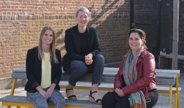 <p>Kim Berkeloo (zorgadviseur), Eva Smit en Daniëlle van der Steen (medewerkers zorgadministratie) .</p>