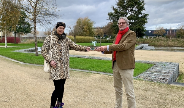 <p>Thomas Hendriksen, voorzitter van Businesspark Nieuw-Vennep Zuid, overhandigde de trofee aan Goulmy.</p>