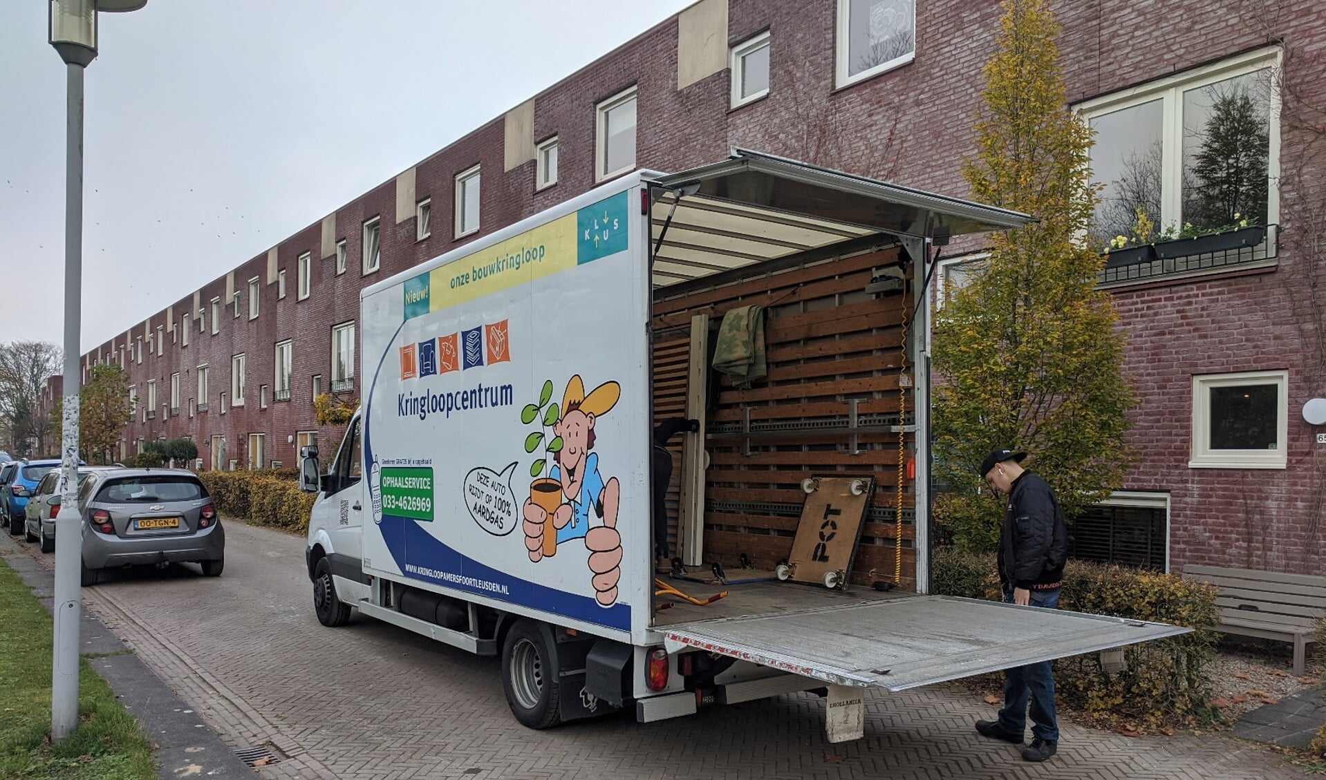 Met vier vrachtauto’s haalt Kringloopcentrum Amersfoort Leusden dagelijks spullen op in de regio