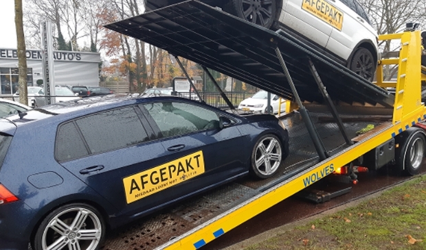 <p>De twee donderdag in beslag genomen auto's.</p>