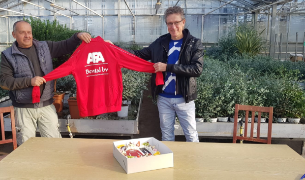 <p>De nieuwe kledingsponsors tonen de pakken.</p>