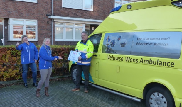 Vereniging voor EHBO 'de Samaritaan' in Ede overhandigt een cheque ter waarde van 500 euro aan de Voedselbank in Ede. Links op foto Anneke Dinger van de Voedselbank, rechts Kees Huikeshoven voorzittter EHBO.