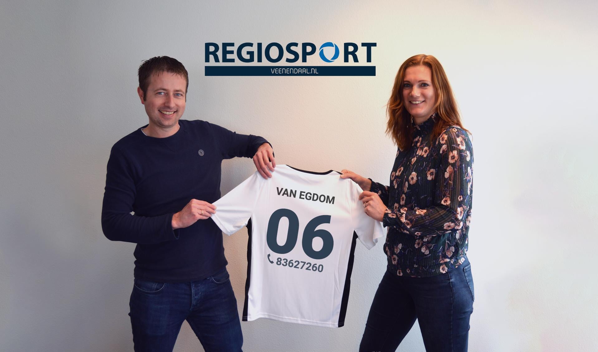 Bij de presentatie van onze nieuwe teamgenoot ontving Marieke van Egdom symbolisch haar nieuwe shirt uit handen van Sander van Snippenberg.