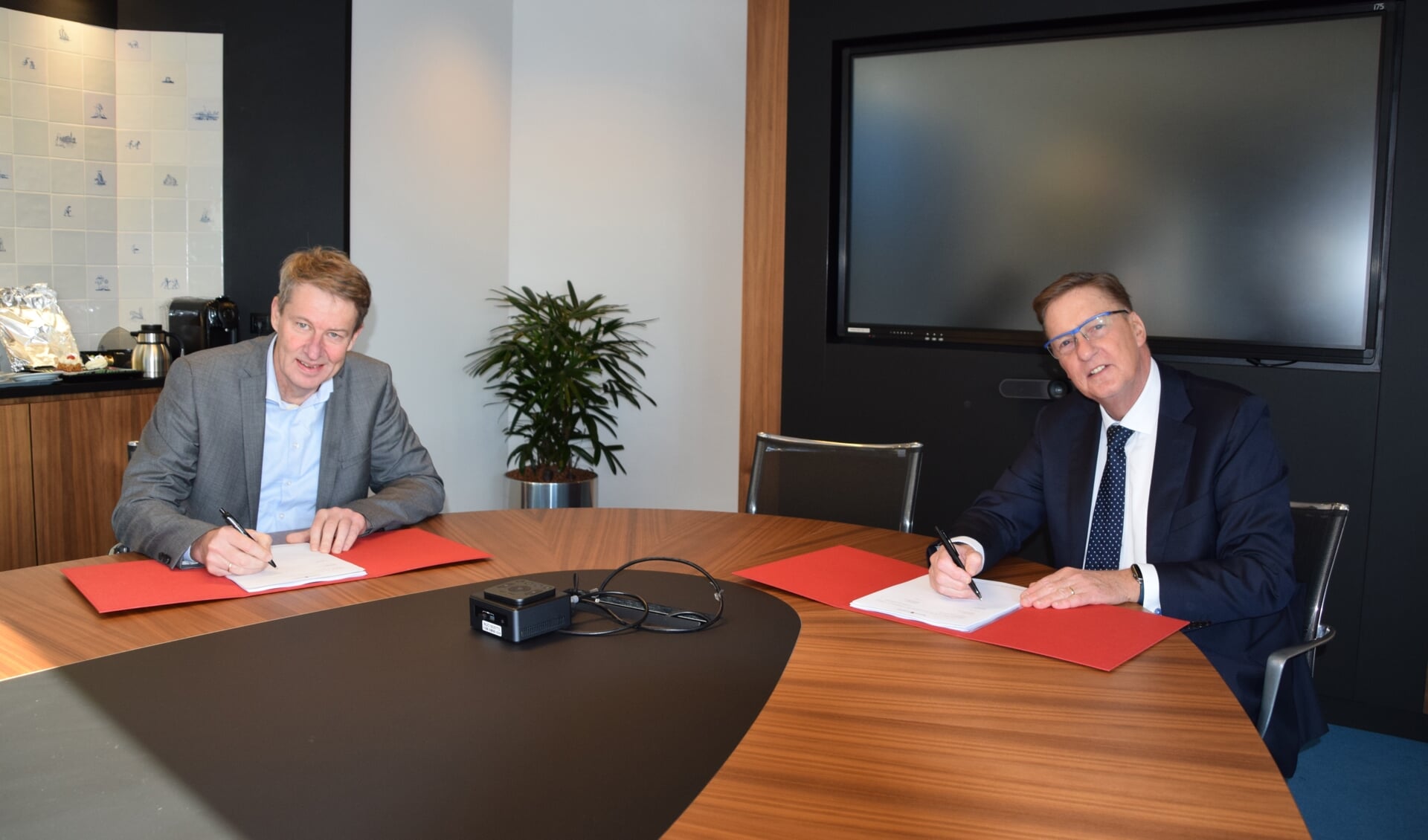 BDU-directeur Jeroen Cnossen en wethouder Rob Ellermeijer ondertekenen het contract.