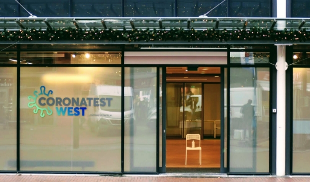 <p>Geen rij voor de deur; wel de markt overigens. Coronatest West werkt alleen op afspraak.</p>