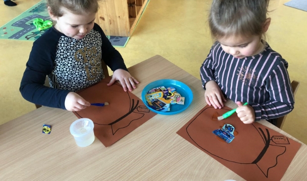 <p>Happy Kids maken pietenmaskers.</p>