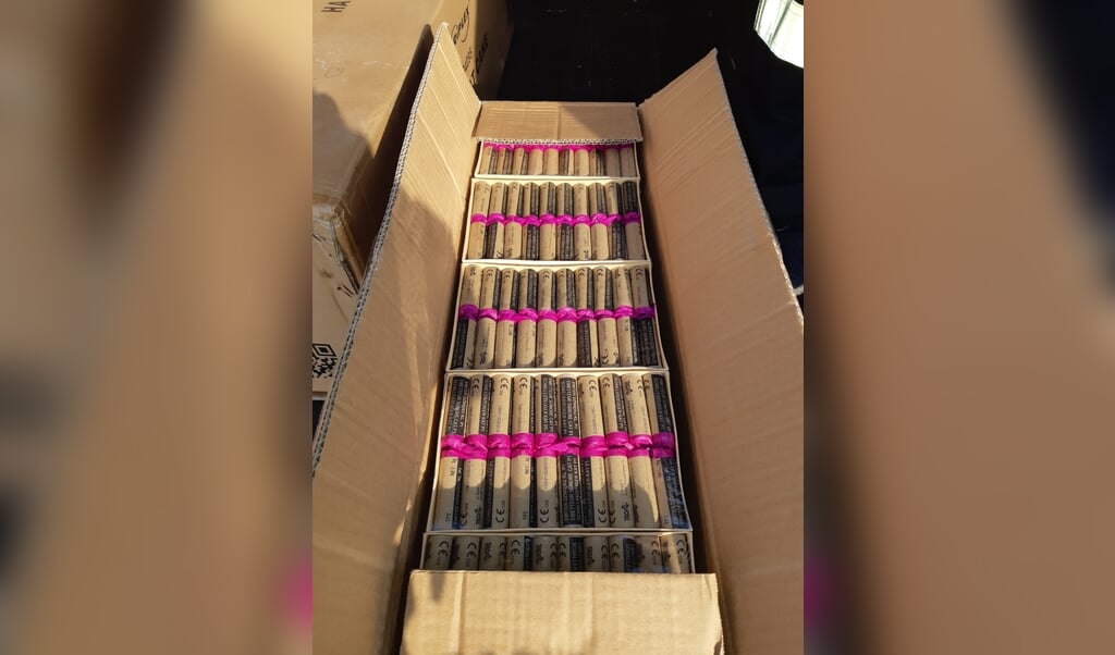 In Nijkerkerveen werd 330 kilogram illegaal vuurwerk gevonden in containers.