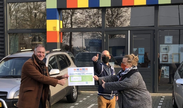 <p>Wethouder Erik van Beurden neemt de CO2 besparing-cheque in ontvangst. </p>