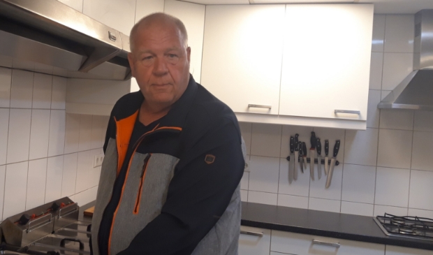 <p>Jerry van de Berg in de keuken van Buurtcentrum De Velder. ,,Koken is echt mijn passie."</p>