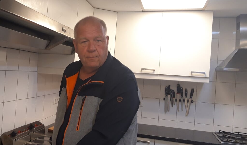 Jerry van de Berg in de keuken van Buurtcentrum De Velder. ,,Koken is echt mijn passie."