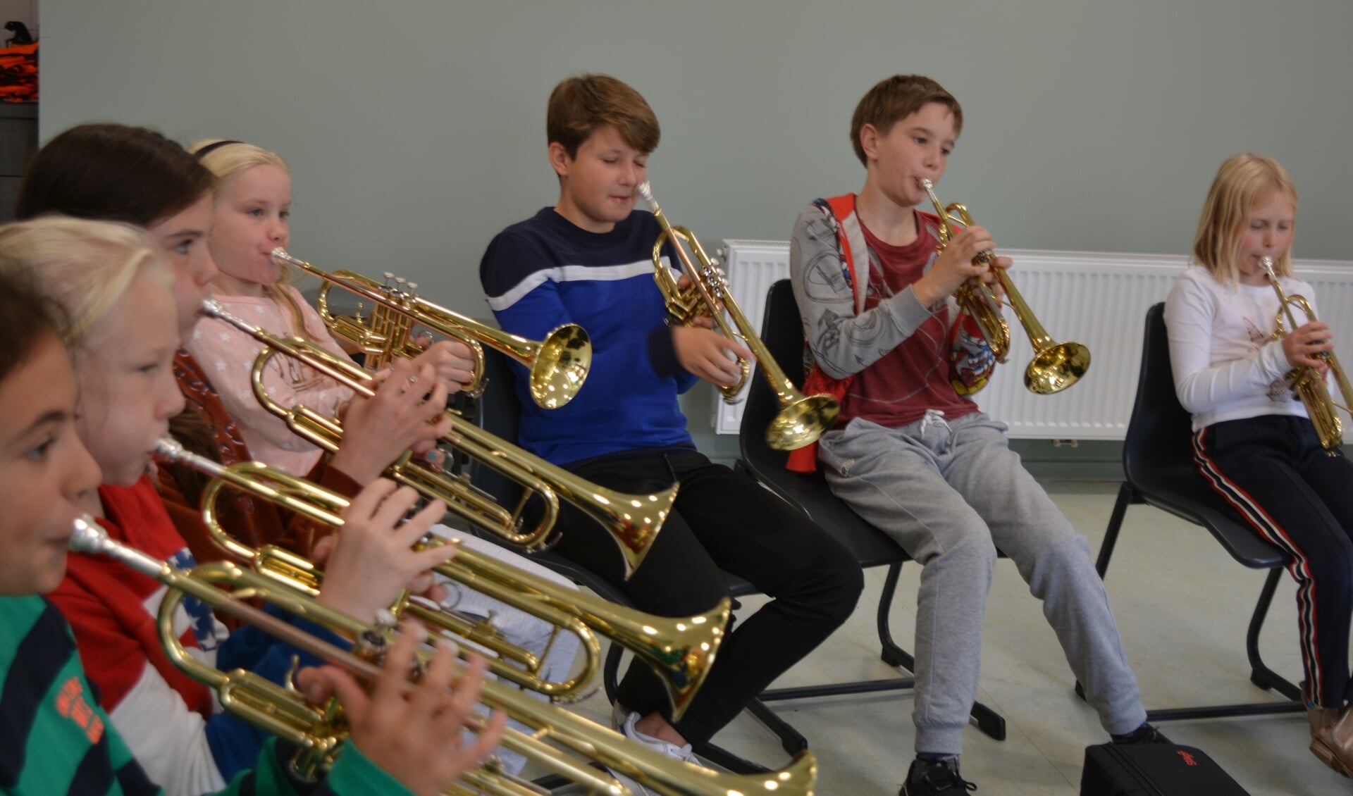 Alle kinderen krijgen de mogelijkheid om op een laagdrempelige manier verschillende muziekinstrumenten te ontdekken.