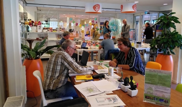 <p>Energiecoach Rob Kröber legt in het Energiecafé uit wat er mogelijk is.</p>