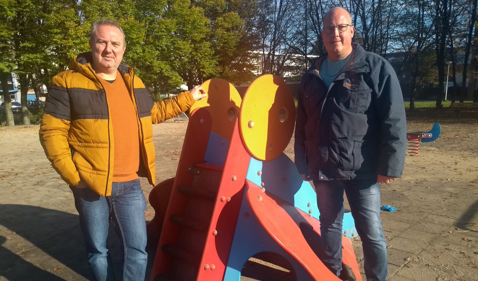 Jacco van der Leeden (links) en Richard Schreuders bij het glijbaantje op het vroeger schoolplein