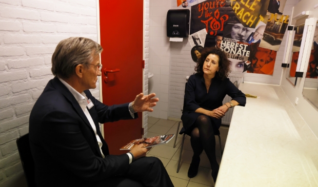 <p>Speeldoos-directeur Tom van der Poel sprak met de minister.</p>
