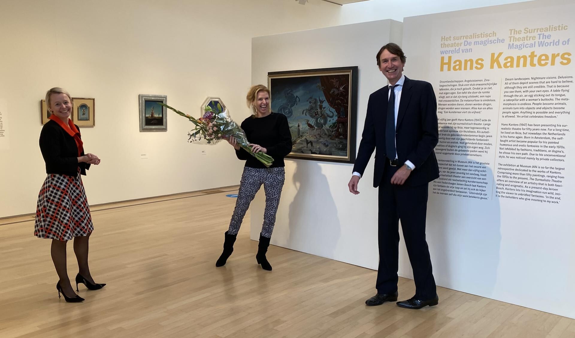 Museumdirecteur Marieke Uildriks met een bos bloemen die haar vanwege de heropening 'coronaproof' werd toegeworpen door cultuurwethouder Herbert Raat. Links wethouder Floor Gordon.