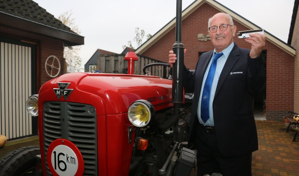 Wim Ruiter met een miniatuurbus bij zijn oldtimer tractor Massey-Ferguson 35X, een oldtimer uit 1962. ,,Nog steeds: starten en lopen.”