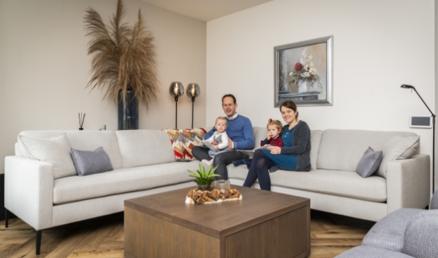 <p>Evert en Marije van Wolfswinkel met dochters Lydia (2) en Geke (1).</p>