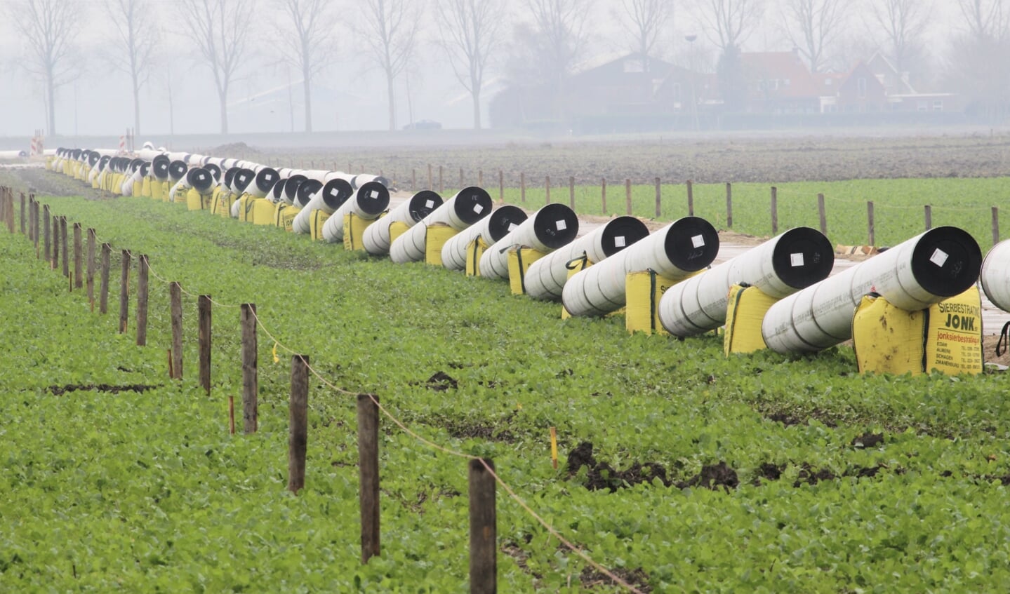 Buizendelen langs De N207 in het weiland tussen IJweg en Hoofdweg.