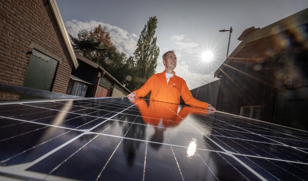 ,,Met 212 zonnepanelen op de daken aan de Kooiweg leveren we straks aan twintig huishoudens lokale zonne-energie''