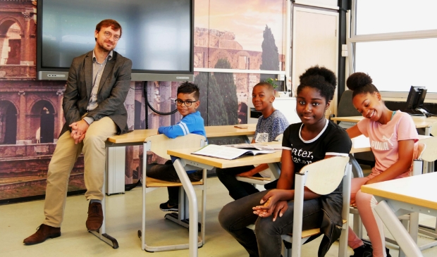 Gymnasiumklas met de rector.